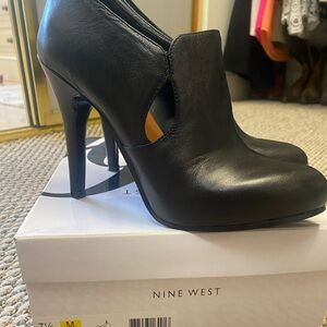 Nine West Black Leather Heel bootie